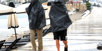 Denizden gelen turist Bodrum’da yağmura yakalandı