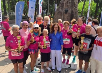 İzmir’de binlerce kişi Zübeyde annelerine koştu kupaları topladılar