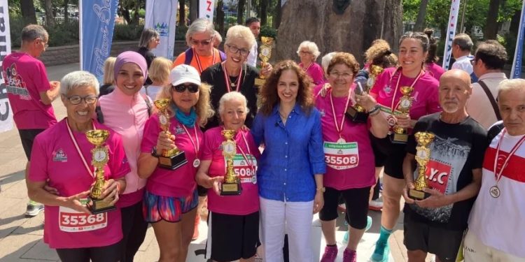 İzmir’de binlerce kişi Zübeyde annelerine koştu kupaları topladılar