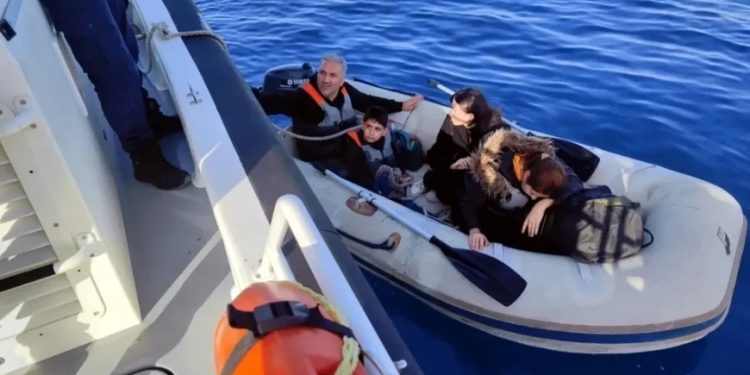 Lastik bot ile ailecek umuda yolculuk