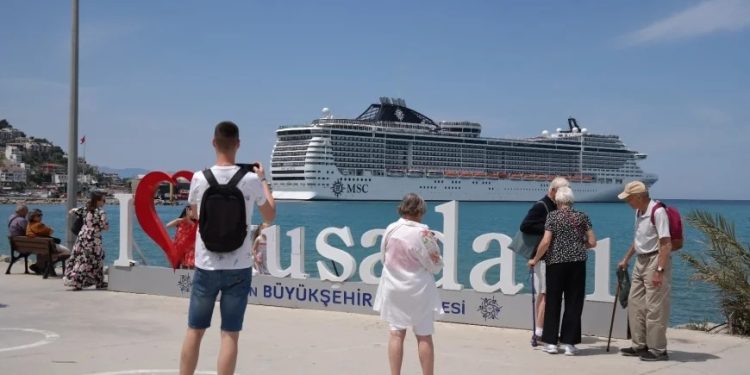 MSC Divina 4 bin 748 yolcusuyla geldi