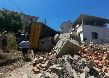 Milas’ta tuğla yüklü kamyon devrildi: 1 yaralı