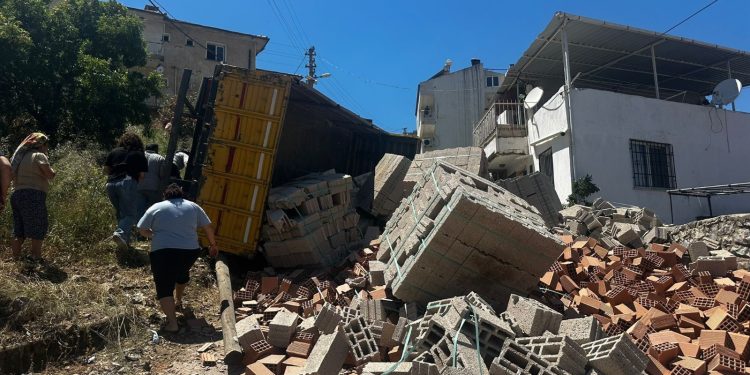 Milas’ta tuğla yüklü kamyon devrildi: 1 yaralı