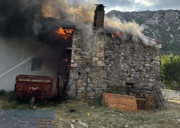 OCAKTA UNUTULAN YEMEK 2 EVİ KÜL ETTİ