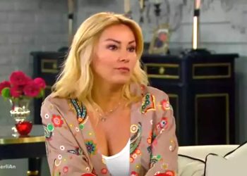 Pınar Altuğ süper minisiyle genç kızlara adeta taş çıkardı