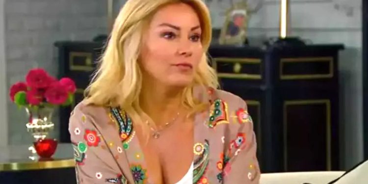 Pınar Altuğ süper minisiyle genç kızlara adeta taş çıkardı