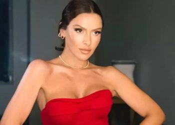 Hadise’den cesur yaz açılışı: Üstsüz pozuyla kamera karşısına geçti