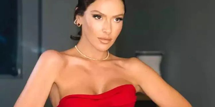 Hadise’den cesur yaz açılışı: Üstsüz pozuyla kamera karşısına geçti