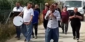 Trafik kazasında öldü, davul zurna ile toprağa verildi