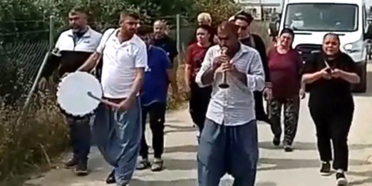 Trafik kazasında öldü, davul zurna ile toprağa verildi