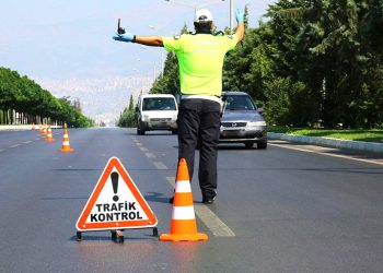 Yeni trafik cezaları Meclis’te: Telefonla konuşan sürücü servet ödeyecek