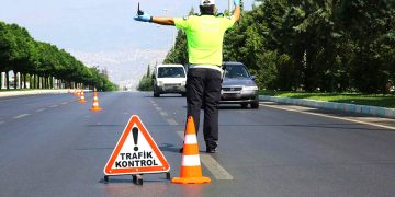 Yeni trafik cezaları Meclis’te: Telefonla konuşan sürücü servet ödeyecek