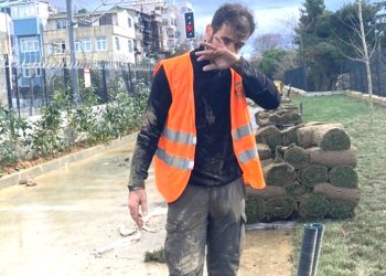 Bir zeytini bölerek yiyen en yoksul megaloman