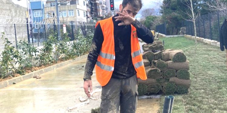 Bir zeytini bölerek yiyen en yoksul megaloman