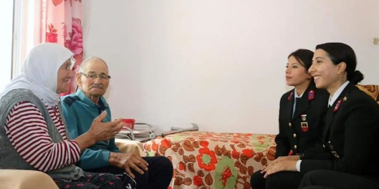 Jandarma’dan 75 Yıldır Evli Çifte Anlamlı Ziyaret