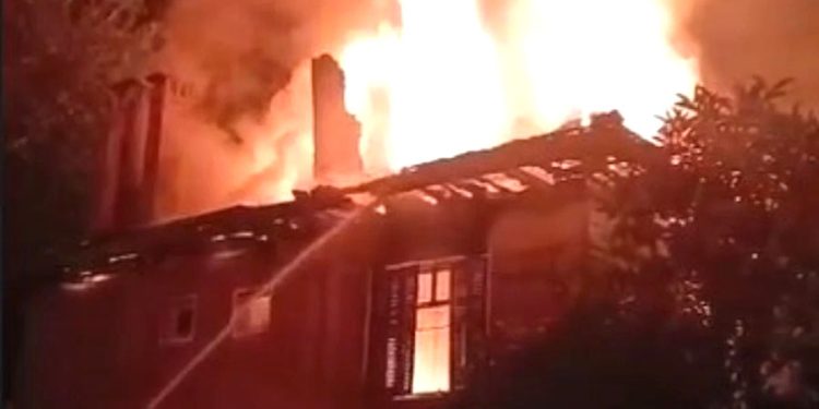 Milas’ta iki katlı ev alevlere teslim oldu