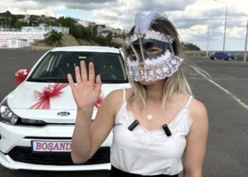 Eşinden boşanmasını göbek atarak kutladı