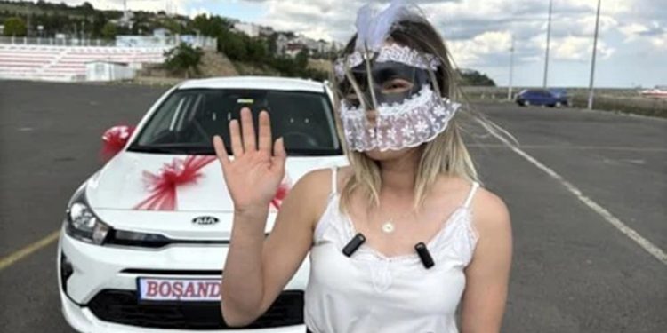 Eşinden boşanmasını göbek atarak kutladı