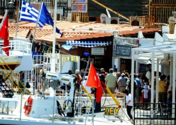 Türk turistlere Ege adalarında kapıda vize uygulaması başladı, uyarılar arka arkaya geldi