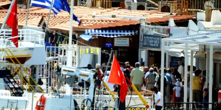 Türk turistlere Ege adalarında kapıda vize uygulaması başladı, uyarılar arka arkaya geldi