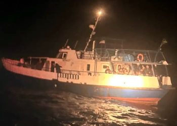 Sürüklenen balıkçı teknesindeki 93 göçmeni Türk sahil güvenliği kurtardı