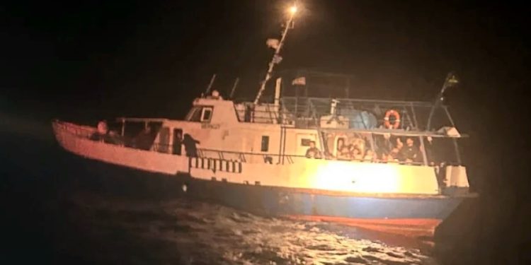 Sürüklenen balıkçı teknesindeki 93 göçmeni Türk sahil güvenliği kurtardı