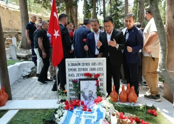 Ahmet Aras, Ferdi Zeyrek’in Mezarını Ziyaret Etti