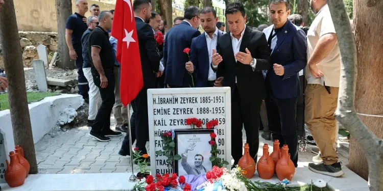 Ahmet Aras, Ferdi Zeyrek’in Mezarını Ziyaret Etti
