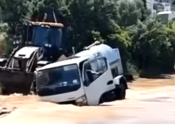 Su isale hattı patladı tanker içine düştü, yol göle döndü