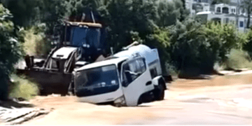 Su isale hattı patladı tanker içine düştü, yol göle döndü