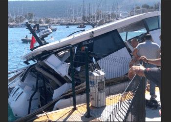 Bodrum marinada bağlı teknede patlama, İki kişi yaralandı
