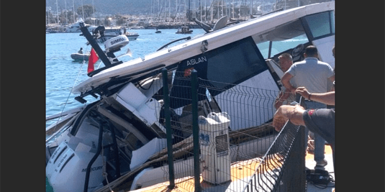 Bodrum marinada bağlı teknede patlama, İki kişi yaralandı