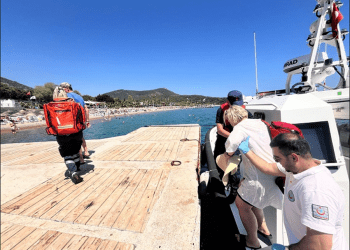 Orak adasında teknede fenalaşan turiste sahil güvenlik yardımı