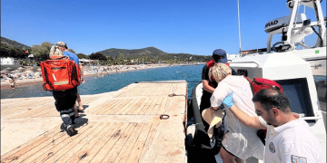 Orak adasında teknede fenalaşan turiste sahil güvenlik yardımı