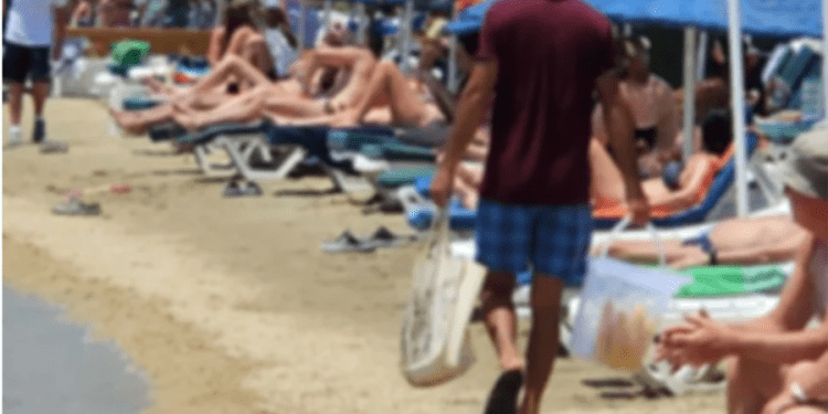 Bodrum’a turistlerle birlikte plaja daldılar, mısırcı, parfümcü, hanutcu