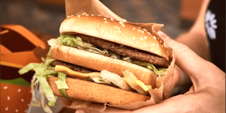Türkiye’de yediği hamburgerin fiyatı İngiltere’de gündem oldu