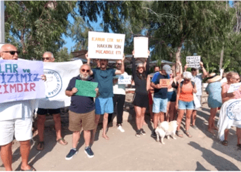 Gümüşlük halk plajında işgal ve deniz kirliliği eylemi, halk lağımsuları ve insan dışkısı ile yüzüyor