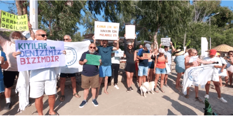 Gümüşlük halk plajında işgal ve deniz kirliliği eylemi, halk lağımsuları ve insan dışkısı ile yüzüyor