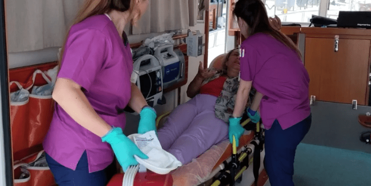 Yunan adası açıklarında parmağı kopan Türk turistin yardımına deniz ambulansı koştu