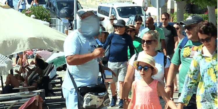 Denizden gelen turisti geleceğine pişman ettiler, Bodrum’a yakışmayan görüntüler