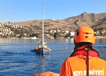 Bodrum açıklarında tekne sürüklendi; 2 kişi kurtarıldı