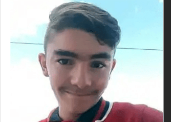 Önündeki kamyonete çarpan motosiklet sürücüsü yaşamını yitirdi