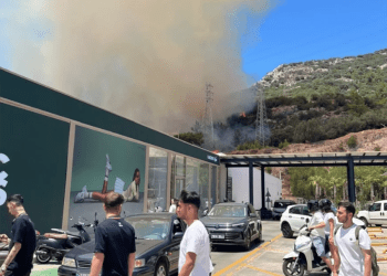 Ortakent’te dağ alev alev yandı Midtown AVM boşaltıldı