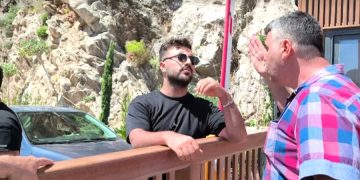 Sinpaş’ta kapı gerginliği