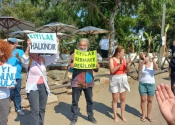 Gümüşlük’te “Kıyılar halkındır işgali sonlandır” eylemi, halk plajı belediye eliyle daraltıldı iddiası