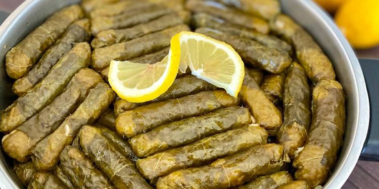 Yaprak sarmanın püf noktası. Üzerini onunla kapatırsanız lezzeti kat kat artıyor
