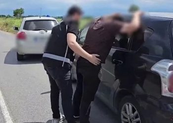 Sakarya’da durdurulan otomobilden çıkanlar polisi bile şaşırttı
