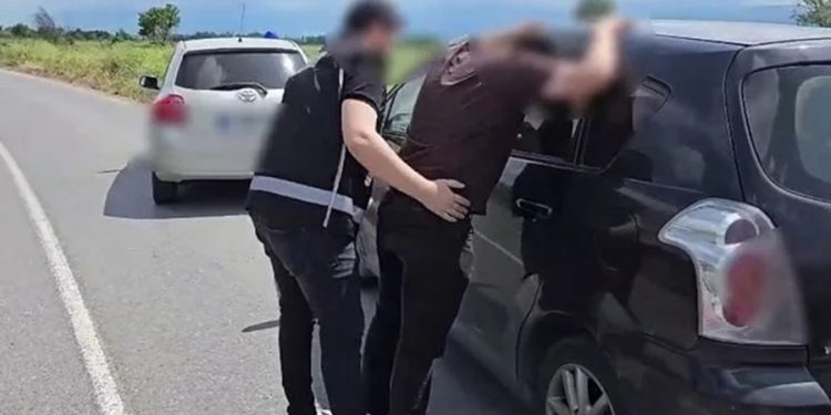 Sakarya’da durdurulan otomobilden çıkanlar polisi bile şaşırttı