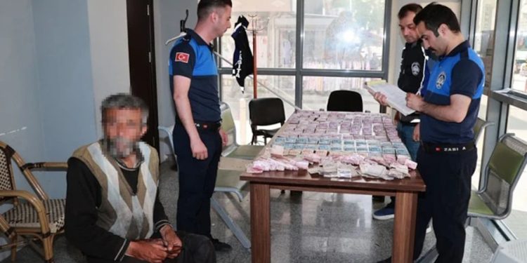 Dilencinin üzerinden çıkan para ağızları açık bıraktı