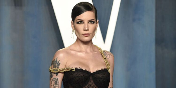 Halsey’den ‘kulis istekleri’ açıklaması